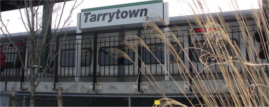 Commuter train leaving tarrytown station