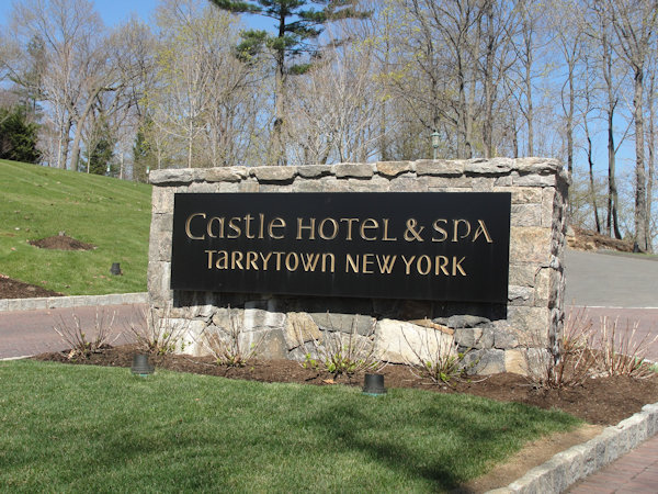 picture of the sign to the castle.