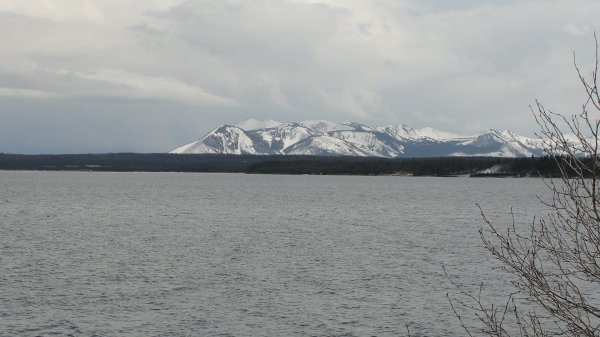 Picture of Yellowstone Lake with moutains in the background