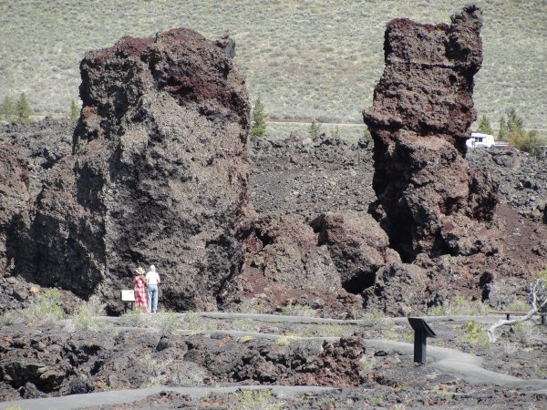 Pieces of lave standing erect in a flow.
